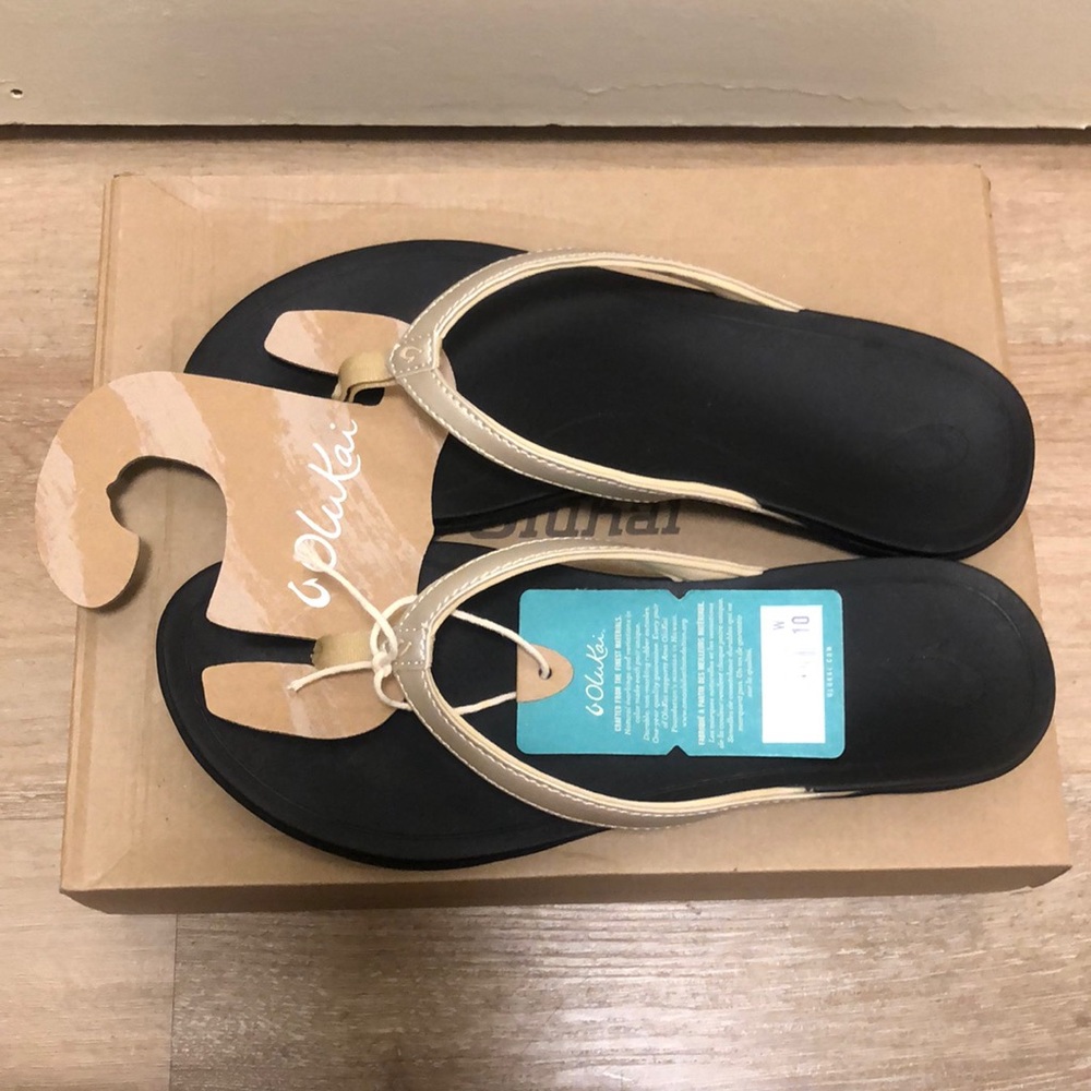 Brand new never worn OluKai slippers